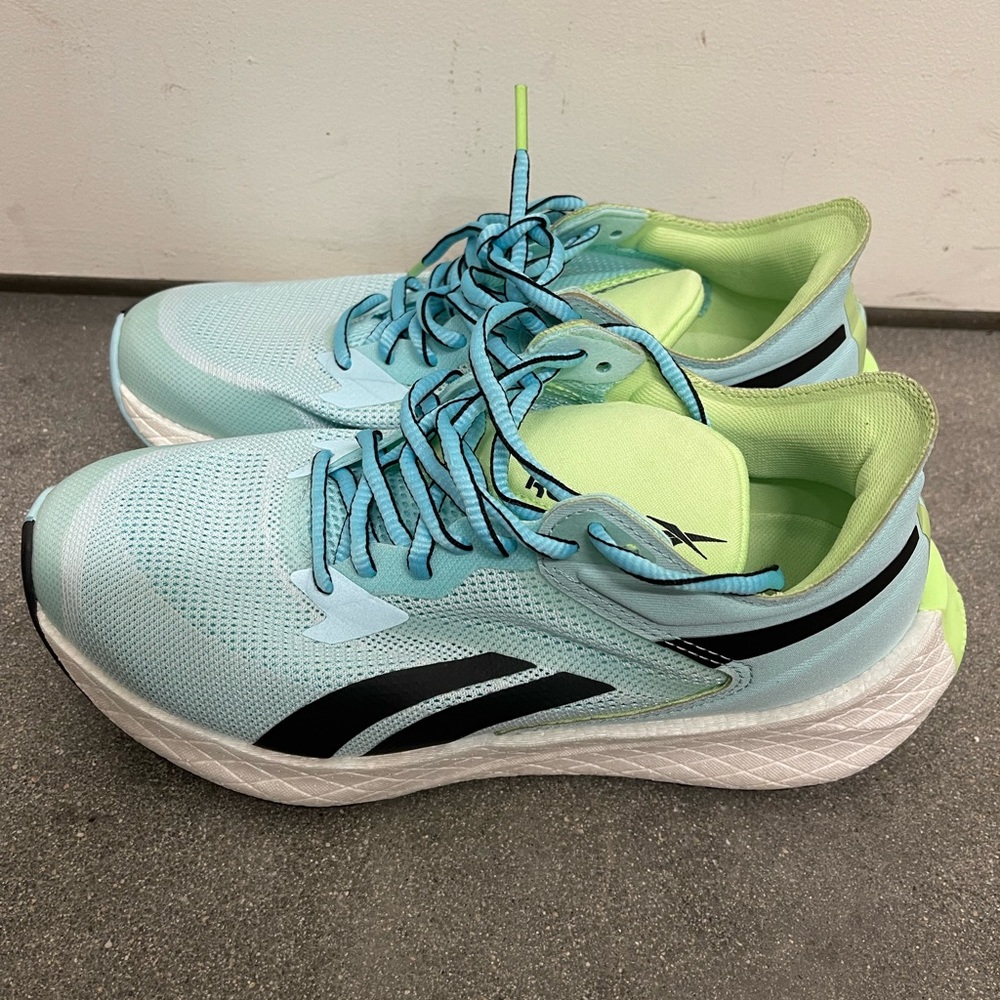 Women’s Reebok Running Shoes. - Picture 3 of 5